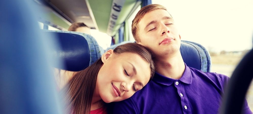 So schön schlafen Sie während der Busfahrt mit diesen Tipps