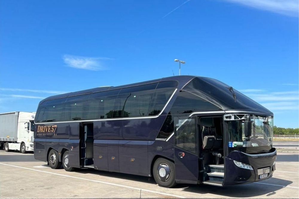 Drive 57 Neoplan Starliner Premium Class Bus mit Fahrer mieten in Berlin