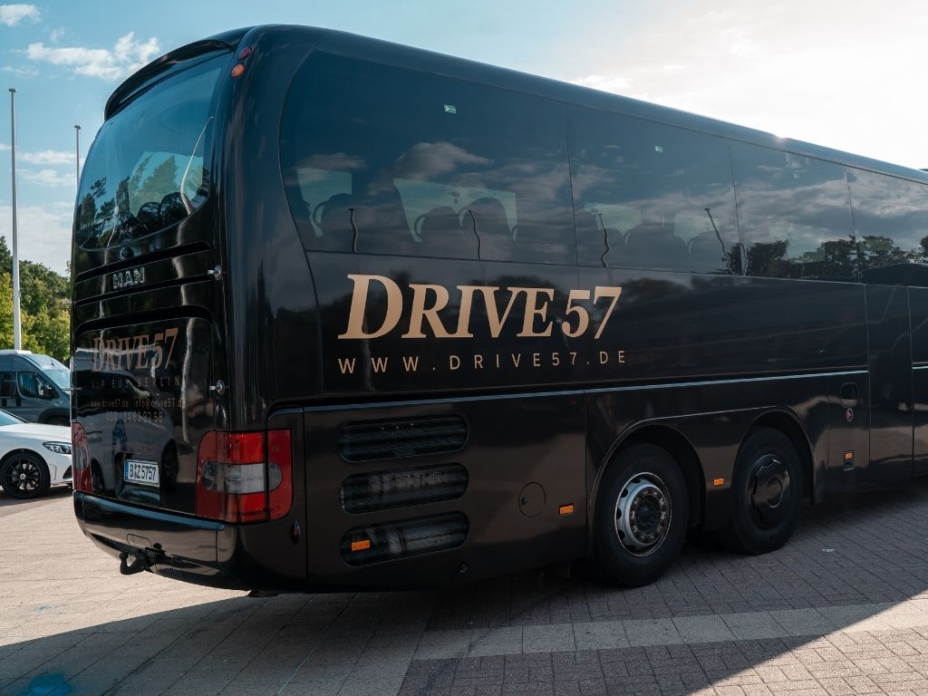 Seitenansicht des MAN Lion’s Coach, präsentiert von Drive 57 Busvermietung, strahlt Eleganz und Stärke aus.