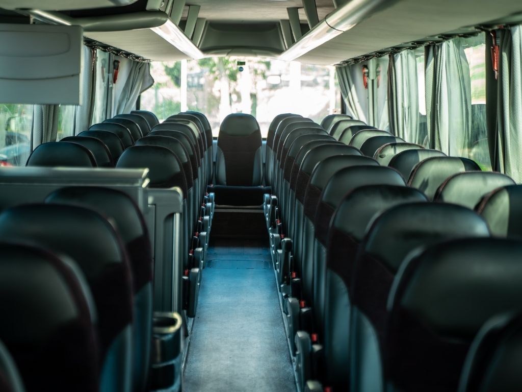 MAN Lion’s Coach Innenansicht mit komfortablem Sitzbereich, angeboten von Drive 57 Busvermietung.