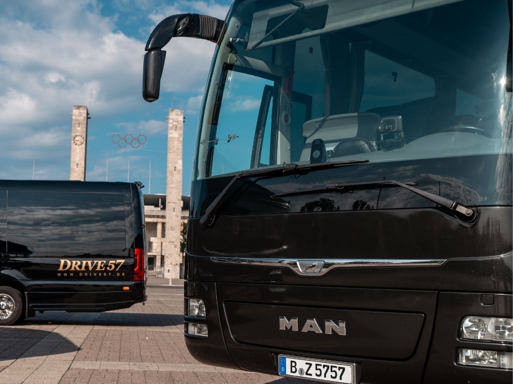 Vorderansicht des robusten MAN Lion’s Coach, ein Premium-Fahrzeug aus dem Fuhrpark von Drive 57 Busvermietung.