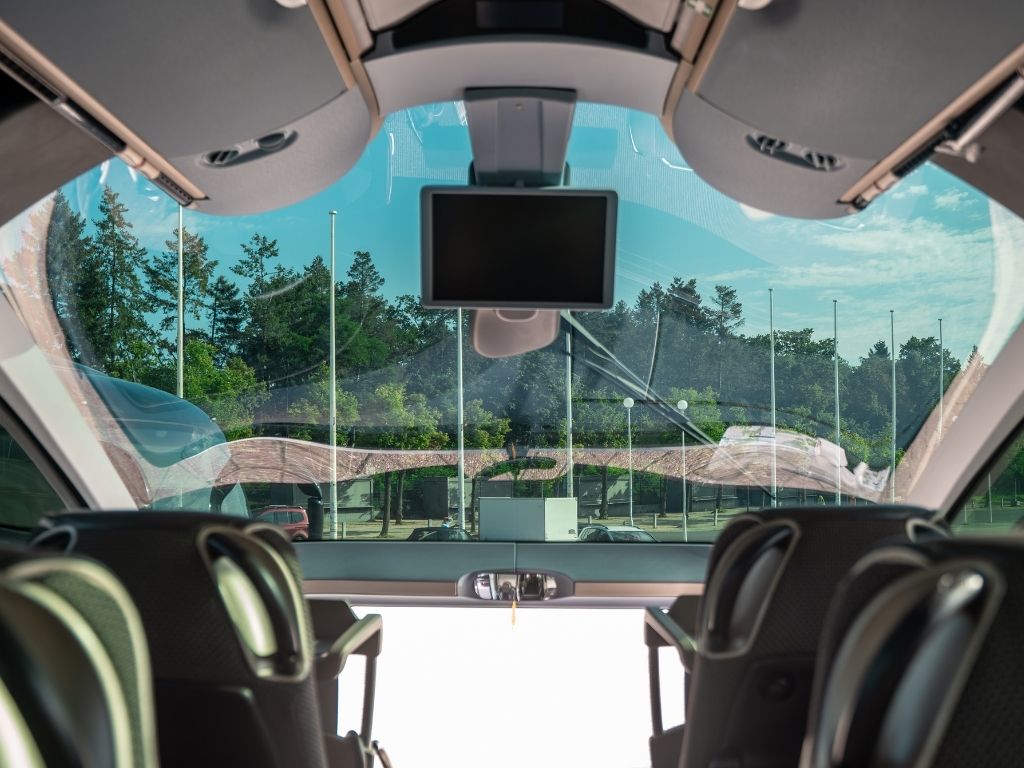 Innenansicht des Neoplan Starliner Busses, die den geräumigen Gang und den einfachen Zugang zu den Sitzen zeigt.