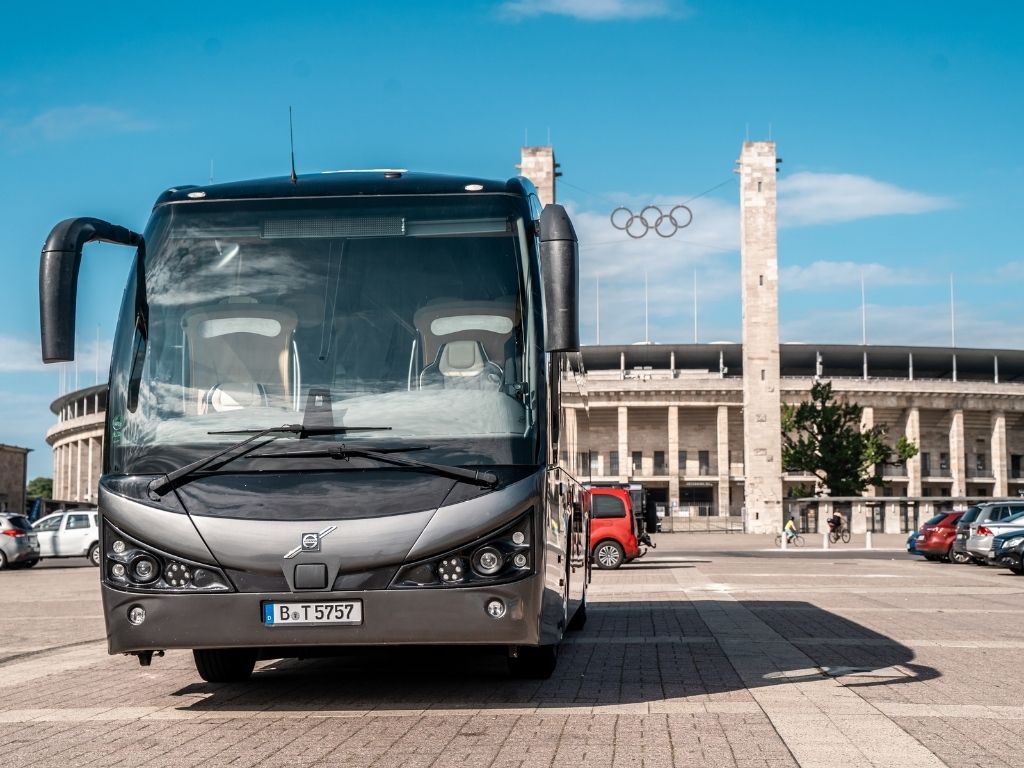 Frontansicht des robusten Volvo Premium Busses von Drive 57, reisefertig.