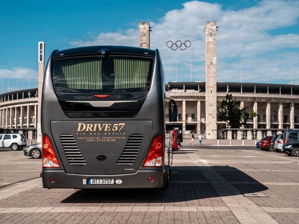 Rückansicht des Premium Busses von Volvo, bereitgestellt durch Drive 57 Busvermietung, für Ihre nächste Reise.
