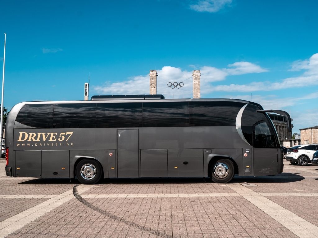 Seitenansicht des Premium Volvo Busses von Drive 57, ideal für lange Strecken.
