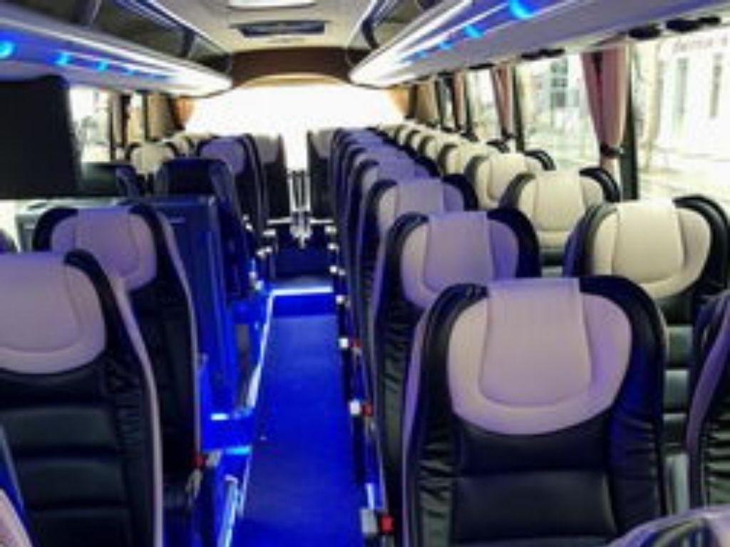 Komfortabler Innenraum des Volvo Busses von Drive 57 Busvermietung, mit ausreichend Platz zum Bewegen.