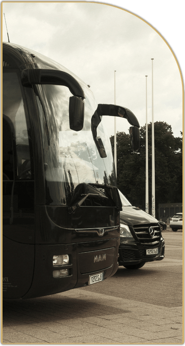Foto eines von Drive57, aus der Frontansicht, eines Busses und eines Minibusses.