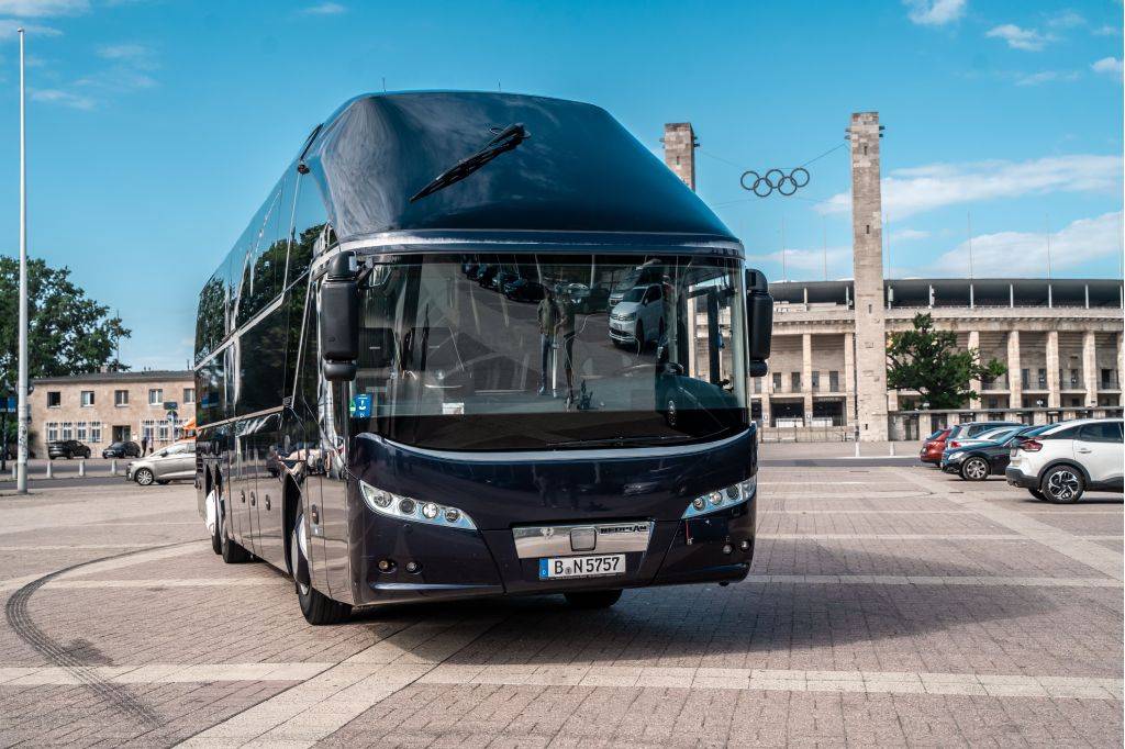 Bequemer VIP Bus von Drive 57