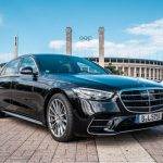 Elegante Mercedes S-Klasse vor dem Olympiastadion