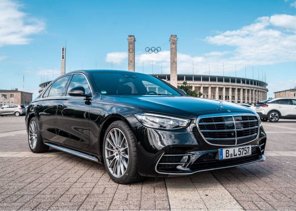 Elegante Mercedes S-Klasse vor dem Olympiastadion