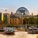 Der Reichstag und die Spree in Berlin bei Sonnenuntergang