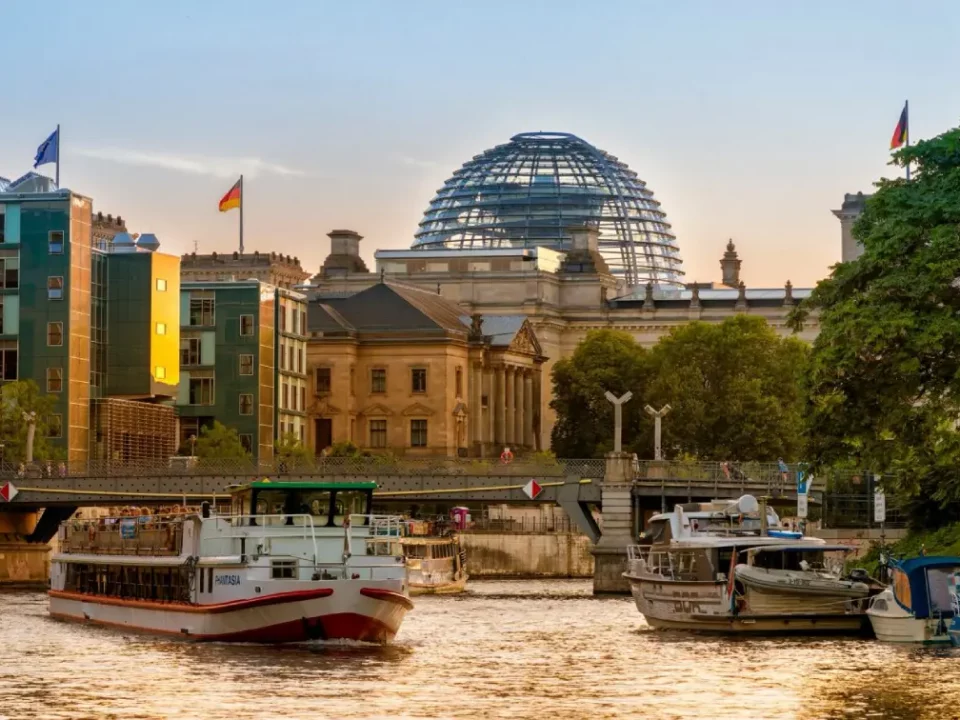 Der Reichstag und die Spree in Berlin bei Sonnenuntergang