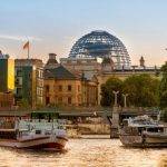 Der Reichstag und die Spree in Berlin bei Sonnenuntergang