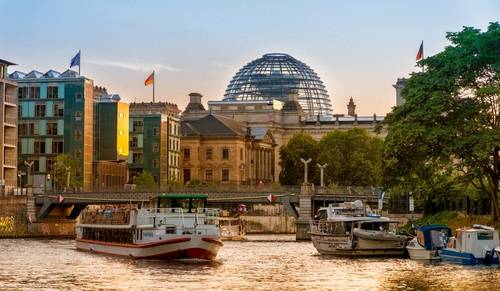 Der Reichstag und die Spree in Berlin bei Sonnenuntergang