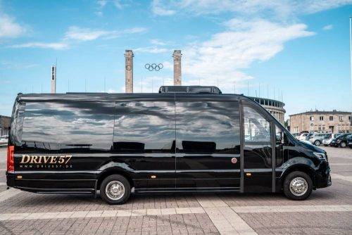 Drive57 Luxus-Minibus vor dem Olympiastadion Berlin