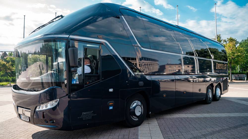 Unsere Fahrzeugflotte in Deutschland, mit verschiedenen Autos und Einblicken in ihre Interieurs.