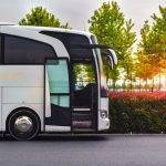Moderner Reisebus von Drive57 für Schul- und Betriebsausflüge