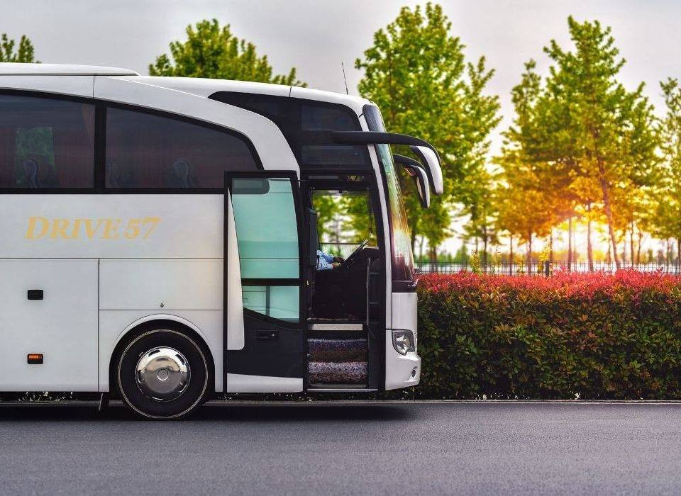 Moderner Reisebus von Drive57 für Schul- und Betriebsausflüge