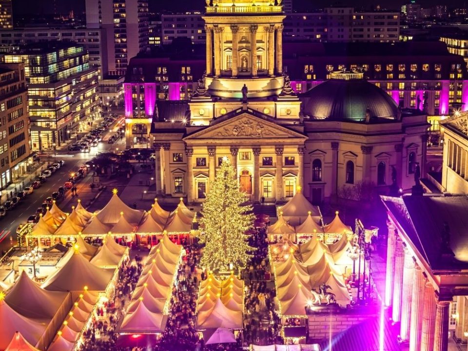 Beleuchteter Weihnachtsmarkt in Berlin-Mitte während der Winterzeit