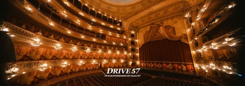 Innenansicht eines Opernhauses in Berlin mit eleganter Atmosphäre