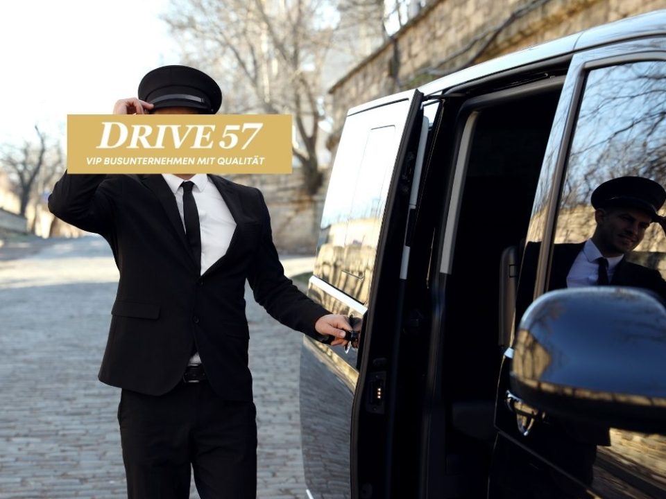 Diskreter Chauffeur von Drive 57 öffnet die Tür eines VIP-Fahrzeugs in Berlin.
