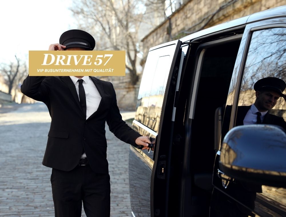 Diskreter Chauffeur von Drive 57 öffnet die Tür eines VIP-Fahrzeugs in Berlin.