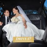 Brautpaar im Innenraum einer Hochzeitslimousine von Drive 57 in Berlin