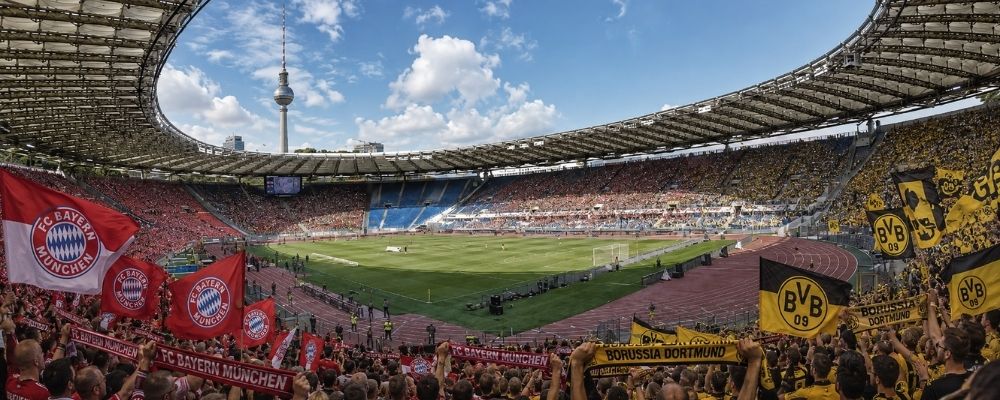 Gefülltes Olympiastadion in Berlin mit Fans beider Mannschaften beim Auswärtsspiel