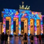 Brandenburger Tor beim Festival of Lights in Berlin bunt illuminiert