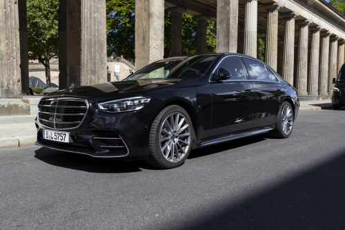 Mercedes-Benz S-Klasse am Brandenburger Tor in Berlin