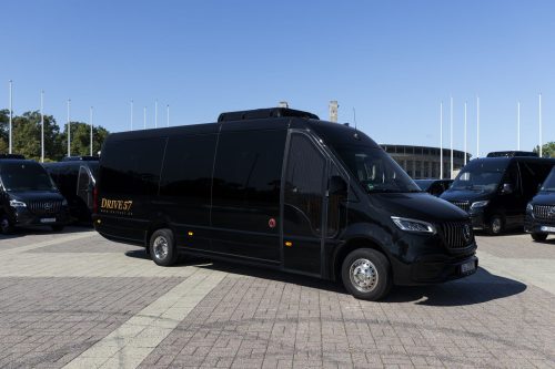Mercedes-Benz Sprinter VIP-Bus – Frontansicht mit Drive 57 Logo
