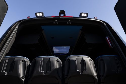 Innenraum des Mercedes-Benz Sprinter VIP-Bus mit Monitor