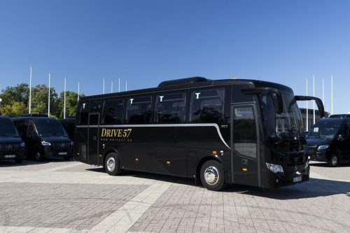 Midibus Premium – Seitenansicht mit Drive 57 Schriftzug