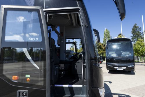 Geöffnete Einstiegstür des Midibus Premium