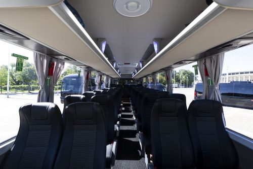Innenraum des Midibus Premium mit Mittelgang