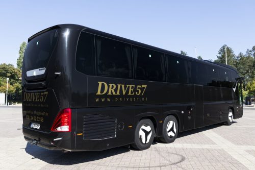 Neoplan Starliner – Seiten- und Heckansicht mit Drive 57 Logo