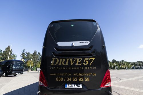 Neoplan Starliner – Heckansicht mit Kontaktdaten von Drive 57