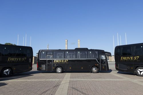 Reisebusse und Midibus von Drive 57 vor dem Olympiastadion